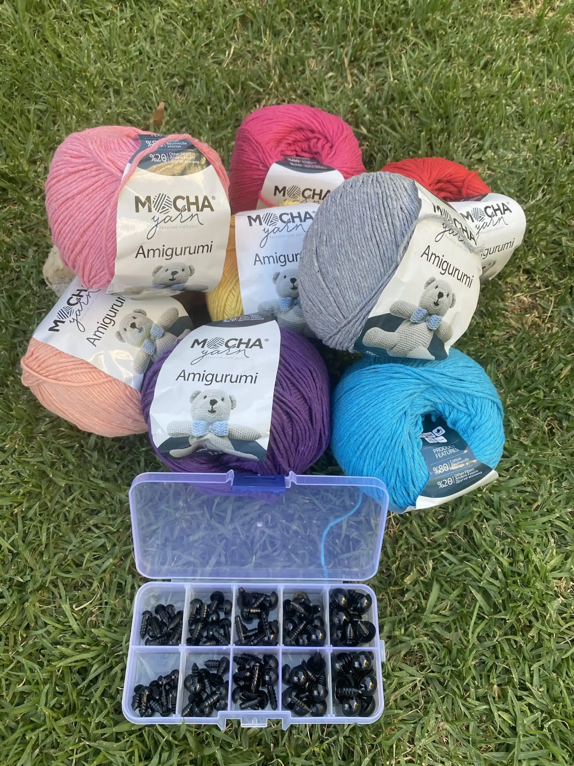 10 Amigurumis color a elección + Caja de ojos de seguridad