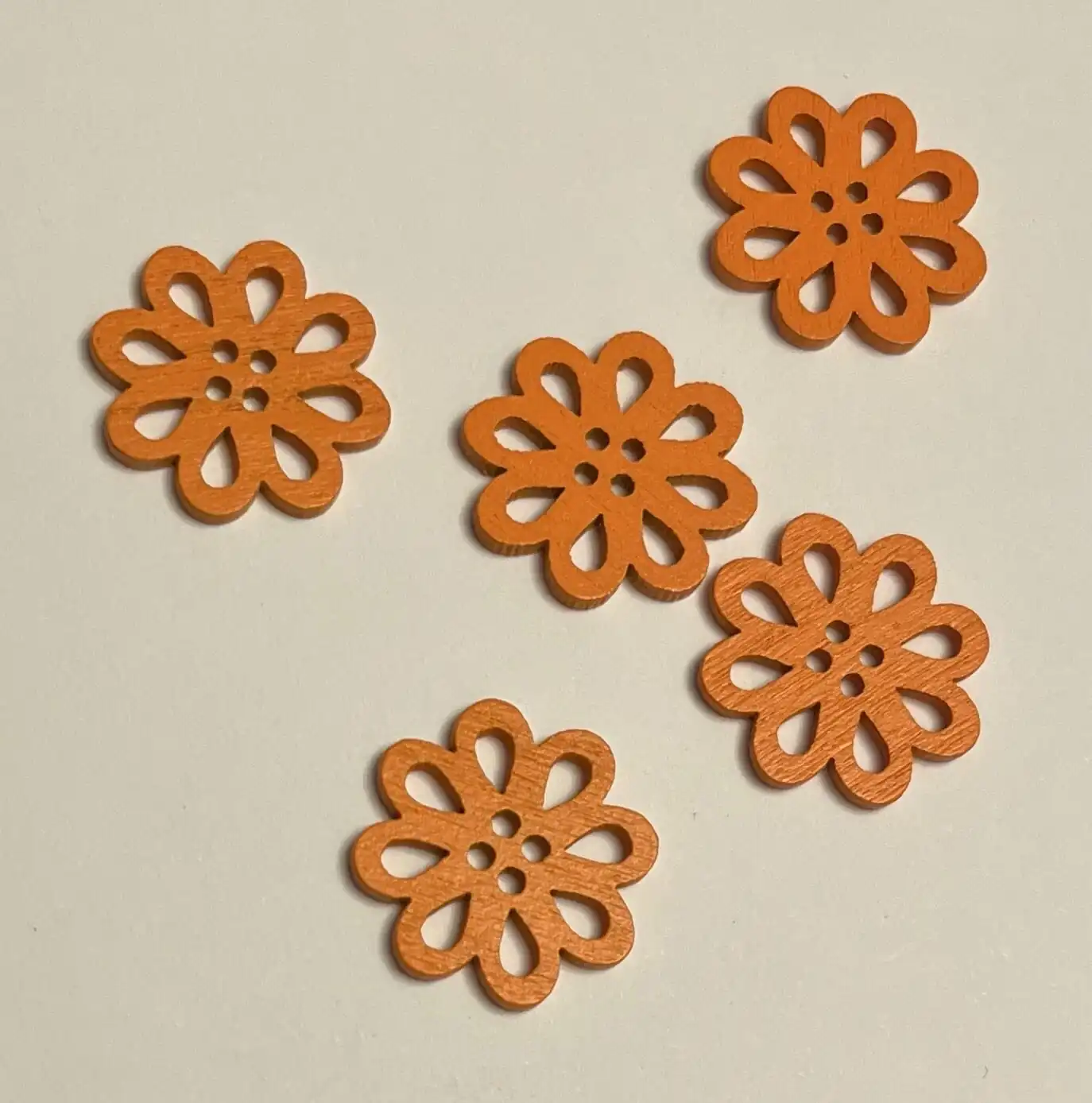 Botones 20 mm Naranja Flor Calada Madera 5 unid